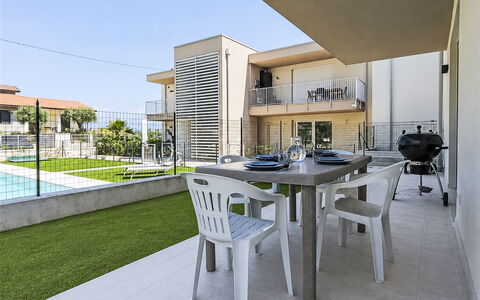 Residence Borgo Marinoni - Due: Piscine, Zone Résidentielle, Thermes, Recours, Composite, Loisir, Biens, Gazon Artificiel, Hacienda, Villa