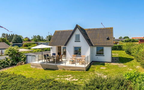 Alkmund - 100M from the Sea: Bâtiment, Herbe, Maison, Domicile, Toit, Zone Résidentielle, Chalet, Architecture, Nuage, Lot Terre