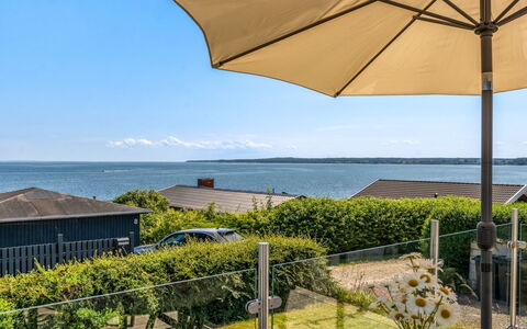 Alkmund - 100M from the Sea: Ciel, Mer, Ombre, Océan, Côte, Parapluie, Mobilier De Jardin, Chaise, Tropiques, Passerelle