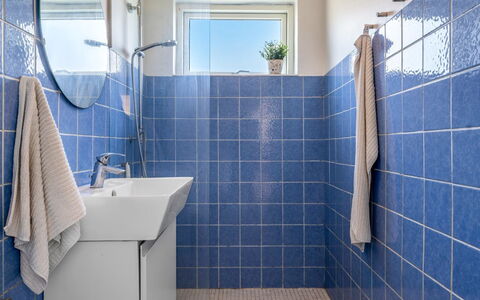Alkmund - 100M from the Sea: Bleu, Sol, Salle De Bains, Luminaire Plomberie, Sol, Tuile, Composite, Plomberie, Toilette, Céramique
