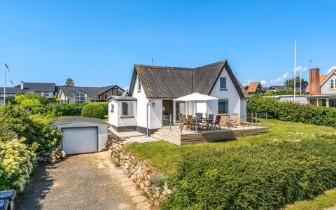 Alkmund - 100M from the Sea: Bâtiment, Maison, Fenêtre, Toit, Domicile, Zone Résidentielle, Architecture, Chalet, Nuage, Lot Terre