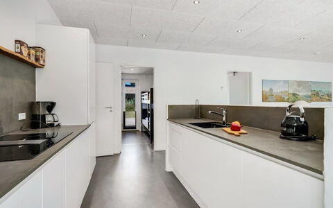 Øthi - 200M to the Fjord: Plafond, Sol, Design Intérieur, Cuisine, Sol, Comptoir, Appartement, Luminaire, Principaux Appliance, Tuile
