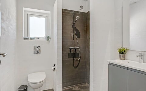 Øthi - 200M to the Fjord: Sol, Sol, Luminaire Plomberie, Salle De Bains, Design Intérieur, Armoire De Toilette, Plomberie, Plafond, Toilette, Robinet