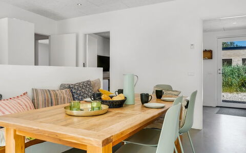Øthi - 200M to the Fjord: Meubles, Design Intérieur, Sol, Sol, Mur, Table, Salle À Manger, Bois, Table Cuisine Et Salle A Manger, Plafond