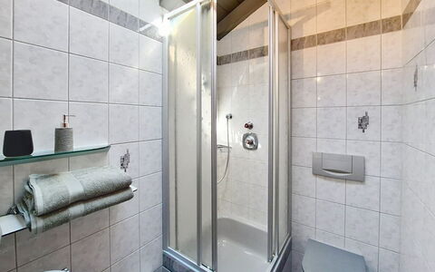 Vöstl: Luminaire Plomberie, Sol, Design Intérieur, Sol, Salle De Bains, Évier, Pièce, Plomberie, Robinet, Plafond