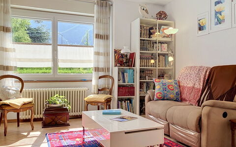 Cètici: Meubles, Design Intérieur, Sol, Canapé, Mur, Pièce, Rayonnage, Salon, Sol, Bois