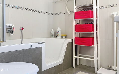 Cètici: Luminaire Plomberie, Sol, Salle De Bains, Sol, Design Intérieur, Plomberie, Baignoire, Pièce, Tuile, Toilette
