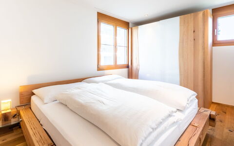 Taviarna Laax 3.6: Chambre, Lit, Bois, Drap De Lit, Literie, Sol, Design Intérieur, Sol, Cadre De Lit, Domicile
