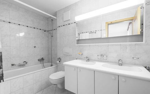 Val Mulin 8.2: Salle De Bains, Sol, Luminaire Plomberie, Design Intérieur, Sol, Évier, Lavabo, Robinet, Plafond, Plomberie