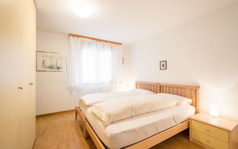 Val Mulin 8.2: Lit, Chambre, Design Intérieur, Meubles, Bois, Drap De Lit, Literie, Pièce, Sol, Plafond