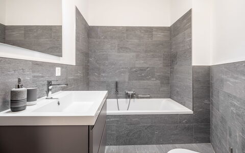 Cuolm Liung Apt. 52: Sol, Mur, Luminaire Plomberie, Sol, Salle De Bains, Design Intérieur, Robinet, Tuile, Évier, Plomberie