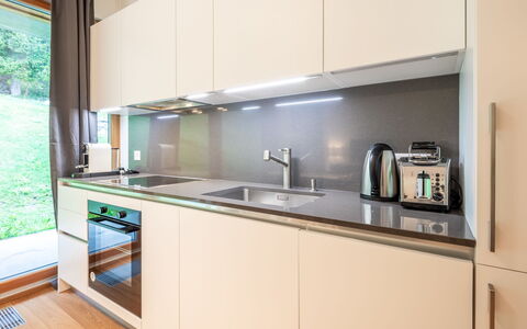 Cuolm Liung Apt. 52: Cuisine, Appareil De Cuisine, Comptoir, Design Intérieur, Principaux Appliance, Bois, Cabinetry, Sol, Électroménager, Evier