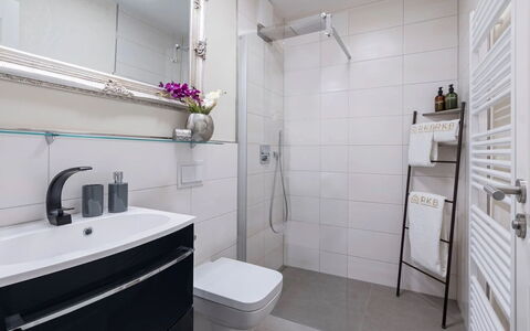 Rambin 100: Salle De Bains, Luminaire Plomberie, Design Intérieur, Sol, Évier, Toilette, Sol, Robinet, Lavabo, Plomberie