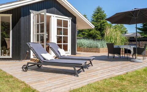 Lagho - 400M from the Sea: Bois, Mobilier De Jardin, Meubles, Chalet, Dur, Chaise, Porche, Plate-Forme, Planche, Ombre