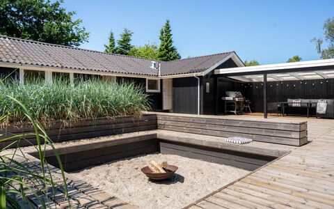 Lagho - 400M from the Sea: Toit, Jardin, Arrière-Cour, Ombre, Chalet, Plate-Forme, Aménagement Paysager, Cour, Mobilier De Jardin, Structure En Plein Air