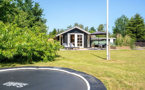 Lagho - 400M from the Sea: Herbe, Pelouse, Jardin, Chalet, Cour, Batiments Jardin, Ombre, Arrière-Cour, Aménagement Paysager, Parc