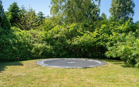 Lagho - 400M from the Sea: Herbe, Jardin, Pelouse, Trampoline, Parc, Ombre, À Feuilles Persistantes