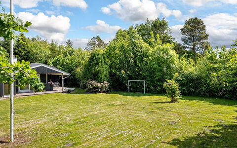 Gustava - 10Km from the Sea: Arbre, Herbe, Arbuste, Jardin, Lot Terre, Ombre, Pelouse, Aménagement Paysager, Parc, Cour