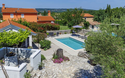 Pišurinka: Meubles, Mobilier De Jardin, Chaise, Ombre, Tableau De Plein Air, Plante D'Appartement, Patio, Cour, Conception, Balcon