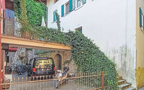 Via Monte Brione: Meubles, Mobilier De Jardin, Chaise, Ombre, Tableau De Plein Air, Plante D'Appartement, Patio, Cour, Conception, Balcon