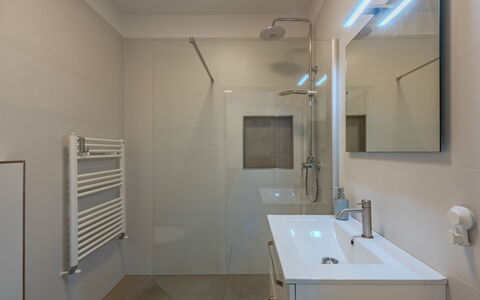 Via Monte Brione: Sol, Design Intérieur, Mur, Sol, Salle De Bains, Luminaire Plomberie, Plafond, Éclairage, Plomberie, Lavabo