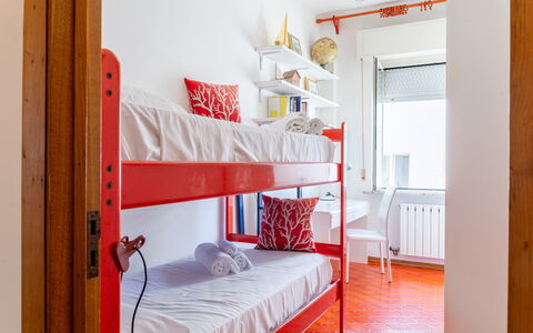 Corso 109: Lit, Chambre, Literie, Design Intérieur, Meubles, Rouge, Drap De Lit, Sol, Sol, Linge