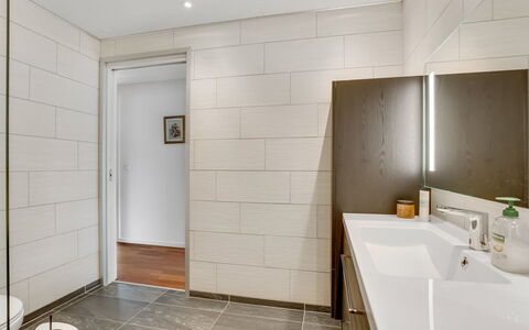 Floria - 500M from the Sea: Sol, Mur, Sol, Design Intérieur, Bois, Plafond, Salle De Bains, Luminaire Plomberie, Éclairage, Armoire De Toilette