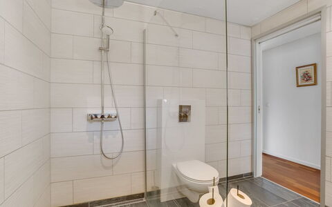 Floria - 500M from the Sea: Sol, Mur, Sol, Design Intérieur, Luminaire Plomberie, Salle De Bains, Plafond, Tuile, Toilette, Plomberie