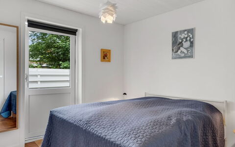 Floria - 500M from the Sea: Design Intérieur, Sol, Sol, Bois, Plafond, Chambre, Meubles, Lit, Pièce, Parquet
