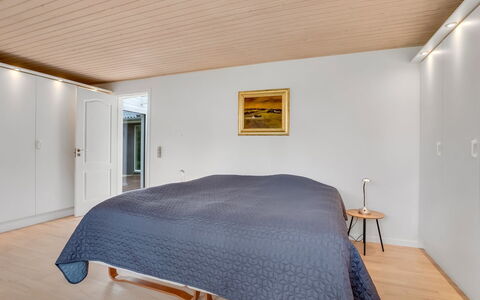Floria - 500M from the Sea: Design Intérieur, Sol, Sol, Bois, Parquet, Meubles, Plafond, Chambre, Lit, Pièce