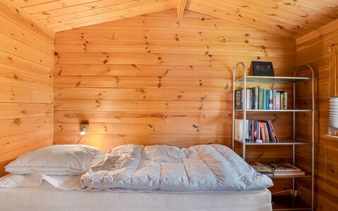 Floria - 500M from the Sea: Bois, Plafond, Design Intérieur, Sol, Sol, Meubles, Éclairage, Chambre, Pièce, Lit
