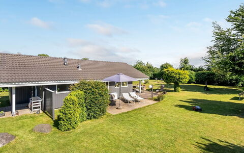 Kristanna - 1.2Km from the Sea: Maison, Toit, Domicile, Chalet, Pelouse, Biens, Ombre, Ferme, Jardin, Aménagement Paysager