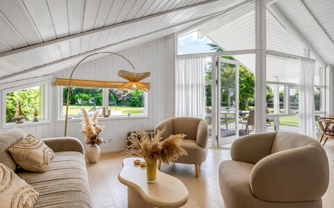 Kristanna - 1.2Km from the Sea: Design Intérieur, Meubles, Plafond, Sol, Éclairage, Sol, Domicile, Chaise, Canapé, Salon