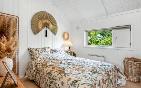 Kristanna - 1.2Km from the Sea: Chambre, Bois, Design Intérieur, Lit, Drap De Lit, Literie, Plafond, Meubles, Linge, Sol