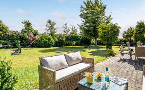 Kristanna - 1.2Km from the Sea: Meubles, Mobilier De Jardin, Arbuste, Jardin, Chaise, Table, Lot Terre, Tableau De Plein Air, Ombre, Pelouse