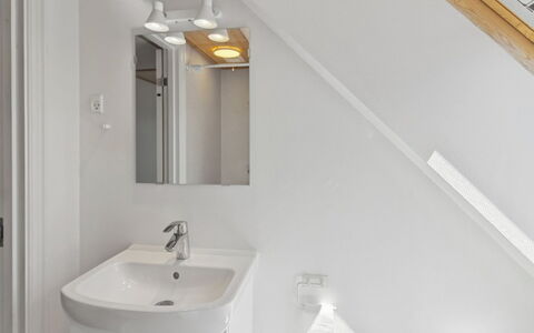 Toivo - 300M from the Sea: Mur, Luminaire Plomberie, Design Intérieur, Sol, Bois, Lavabo, Sol, Évier, Plafond, Salle De Bains