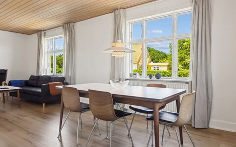 Toivo - 300M from the Sea: Meubles, Chaise, Design Intérieur, Table, Pièce, Tache De Bois, Balcon, Plafond, Eco Hôtel, Dur