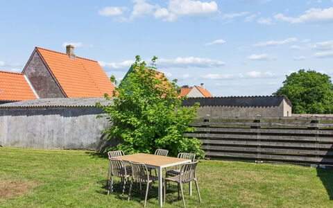Toivo - 300M from the Sea: Meubles, Chaise, Design Intérieur, Table, Pièce, Tache De Bois, Balcon, Plafond, Eco Hôtel, Dur