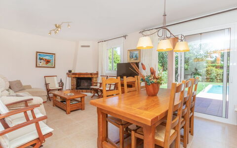 Matagalls: Meubles, Chaise, Design Intérieur, Table, Pièce, Tache De Bois, Balcon, Plafond, Eco Hôtel, Dur
