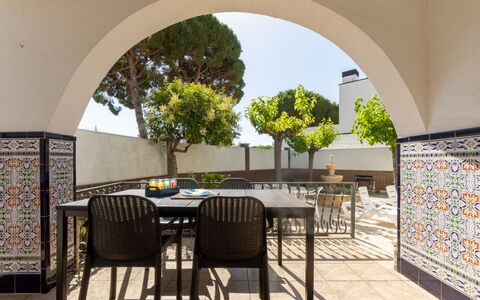 La Sirena: Meubles, Chaise, Design Intérieur, Table, Pièce, Tache De Bois, Balcon, Plafond, Eco Hôtel, Dur