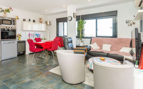 Manuela: Meubles, Design Intérieur, Sol, Sol, Canapé, Plafond, Table, Salon, Pièce, Chaise