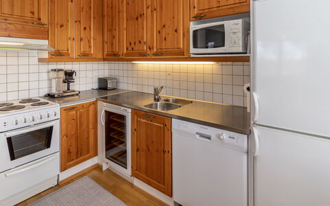 Karhunvartijan Tupa A4: Cuisine, Appareil De Cuisine, Principaux Appliance, Sol, Comptoir, Bois, Cabinetry, Design Intérieur, Sol, Évier