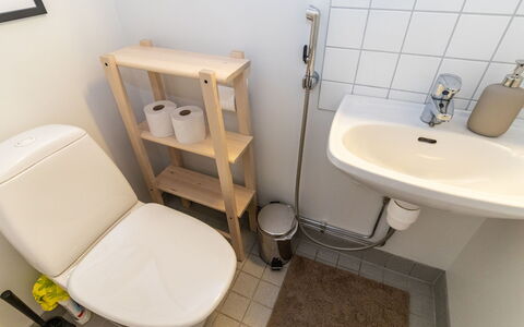 Karhunvartijan Tupa A4: Siège De Toilette, Toilette, Luminaire Plomberie, Salle De Bains, Sol, Sol, Design Intérieur, Plomberie, Pièce, Lavabo