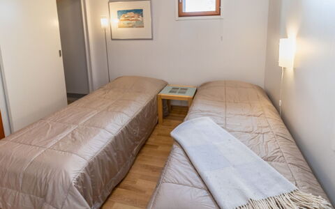 Karhunvartijan Tupa A4: Lit, Sol, Sol, Chambre, Mur, Bois, Drap De Lit, Design Intérieur, Plafond, Literie