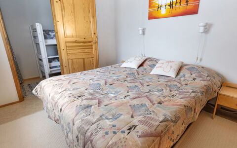 Teerenpesue D 27: Lit, Meubles, Literie, Chambre, Design Intérieur, Drap De Lit, Sol, Mur, Bois, Sol