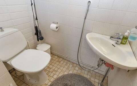 Teerenpesue D 27: Siège De Toilette, Salle De Bains, Toilette, Luminaire Plomberie, Lavabo, Évier, Sol, Sol, Plomberie, Robinet