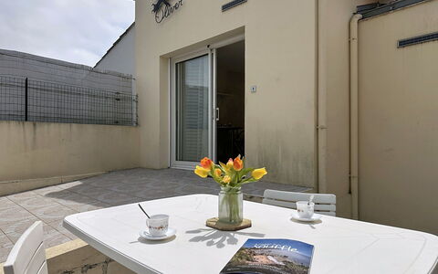 L'Ange Oliver: Sol, Porte, Chaise, Ombre, Mobilier De Jardin, Plante D'Appartement, Table Basse, Balcon, Accueil Porte