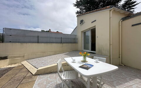 L'Ange Oliver: Sol, Béton, Tuile, Ombre, Cour, Balcon, Cour, Allée, Dalle