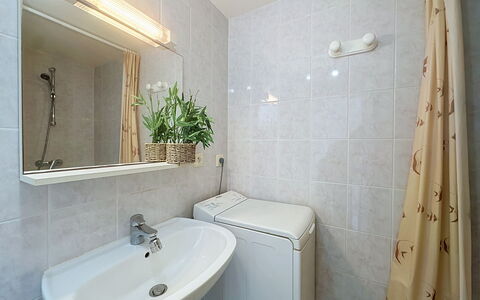 L'Ange Oliver: Lavabo, Salle De Bains, Luminaire Plomberie, Mur, Sol, Évier, Sol, Design Intérieur, Robinet, Plomberie