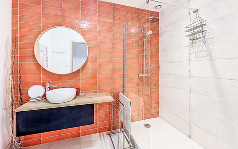 Sombreuil: Sol, Luminaire Plomberie, Salle De Bains, Sol, Orange, Tuile, Design Intérieur, Plomberie, Composite, Miroir